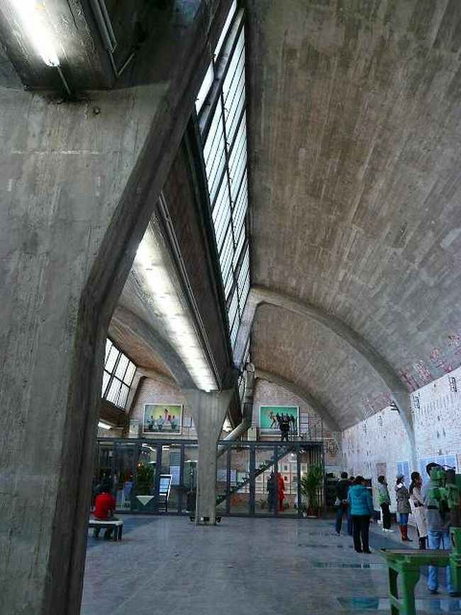 奥には人気のアットカフェや、ショップもあります。