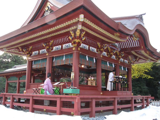 舞殿です。静御前が義経を慕いつつ舞ったところだそうです。この日はここで結婚式があげられていました。