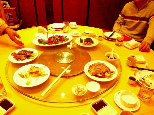 ダック以外もダックの骨をダシにしたダックスープなんかもいけます。北京っ子が骨だけを買いに来たりするそうです。<br />コースじゃなければ、前門店の１階とかで、昼間からビールを飲んでいるおじさんとかの横で食べるとオツだと思います。１匹の注文じゃなくて、切り分け１皿いくら、（確か５０元もしないような）で食べれます。