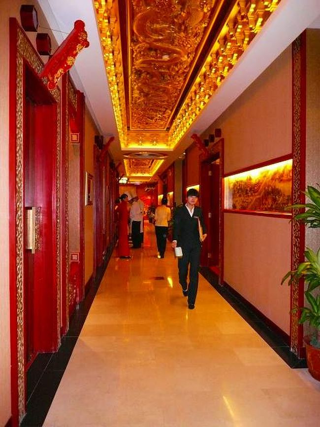 廊下も広い・・・。他の部屋を覗くと欧米人の団体１０名ぐらいが賑やかにダックを囲んでいました。