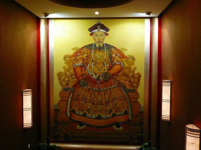 トイレに行く途中にこんな肖像画が。さすが、故宮を真似ているだけありますね。。。