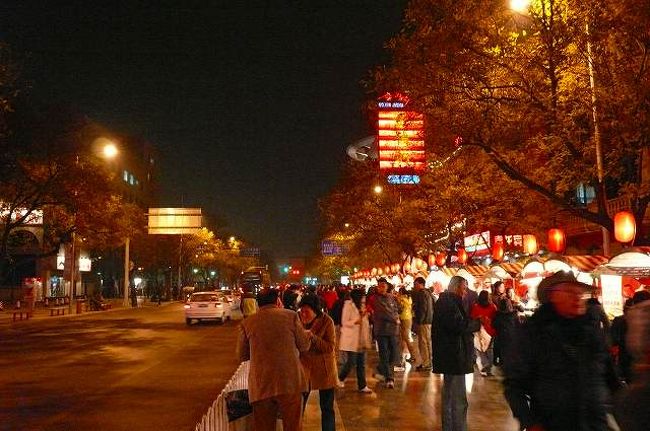 これは王府井の夜市の風景。ネットで嫌な噂を見てしまったので、今回は手付かず・・・。見て楽しみます。