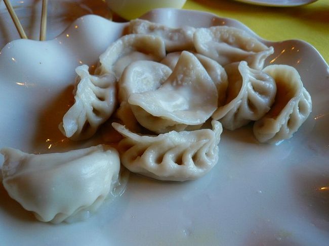 どうしても、包子系を頼んでしまいがち。でも、ニョッキのようなもちもち感がたまらない水餃子。他、チャーハンとコーンスープとお茶を１瓶頼んで１２０元。あまったチャーハンは持ち帰り↑（タッパーで通じたので驚き）