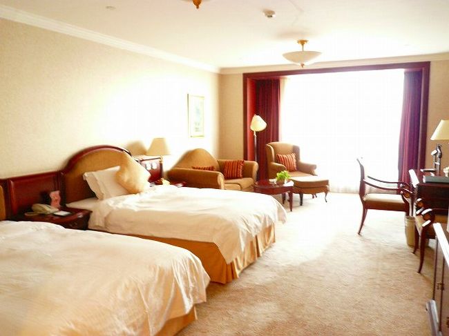 部屋の写真です。４９平方メートルという広さ。夜食とビールを食べるスペース分の余裕があり、便利でした。