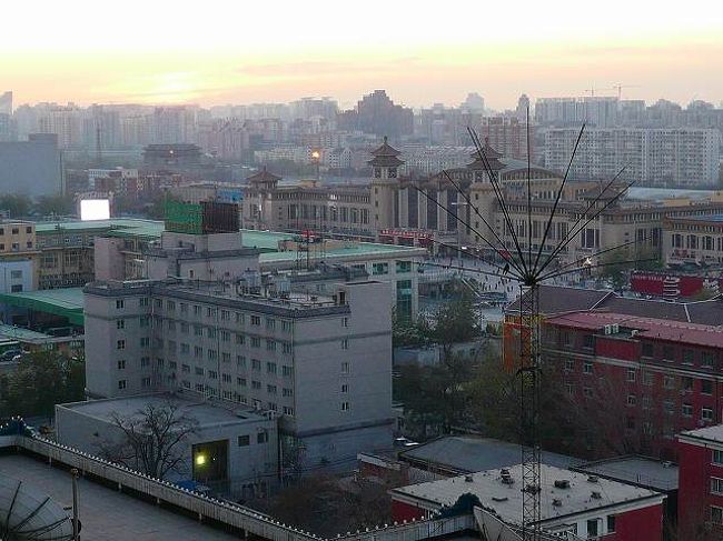 部屋から眺めると外に北京駅が見えます。夜はライトアップしていてきれいです。反対側の部屋なら故宮方面が見えるのかな？<br />一番安い部屋は窓がないようです。