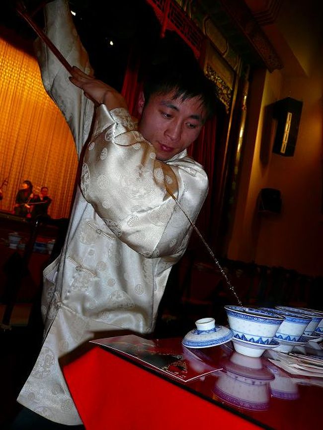 お茶とお菓子が前の席では、お兄さんが大きな振る舞いでお茶を入れてくれます。「茶芸」だそうです。