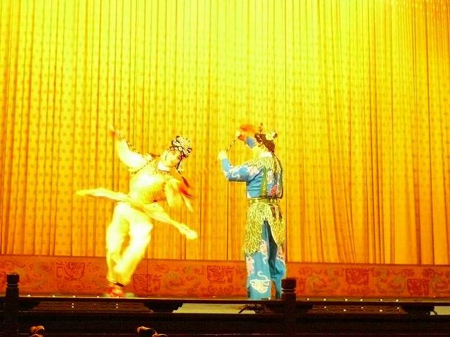 立ち振る舞いが大きい場面では釘付けになりますが、ストーリーだけが進む場面は意味がわからず疲れていると、寝てしまいそうです。（ガイドさん曰く実際寝るそうです）