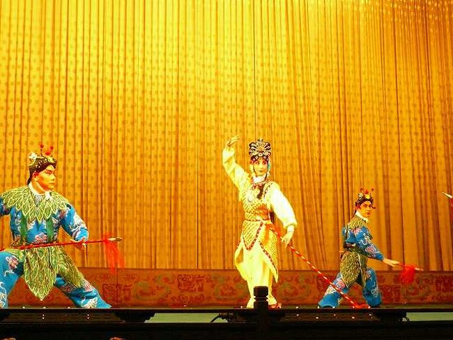 レスリーチャンの「さらばわが愛・覇王別姫」という映画を観ておくと京劇が楽しめると思います。