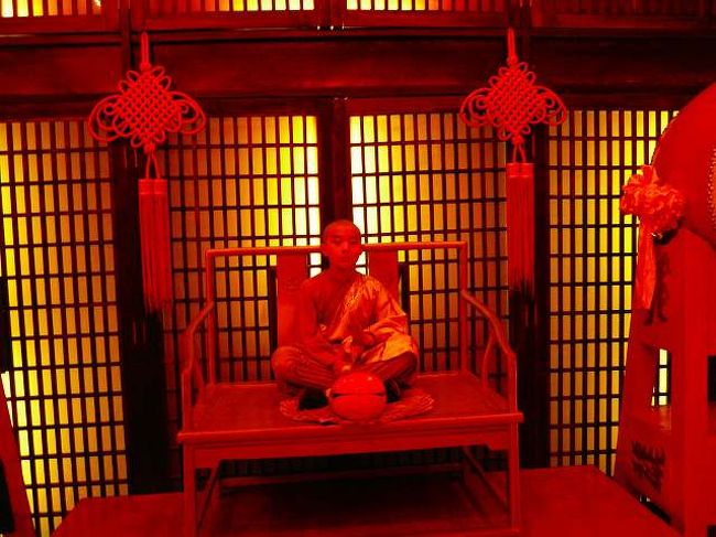 入り口から入ると、ちいさな坊主が木魚を叩いています。その横に劇中に頭で割る鉄がおいてあります。