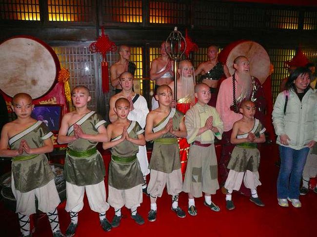 お決まりの記念撮影。個別にも気軽に応じてくれます。<br />余談ですが、ここのカンフーＴシャツは高い！友誼商店で質もいいものが、ここより安く（５５元〜）で売られてました。