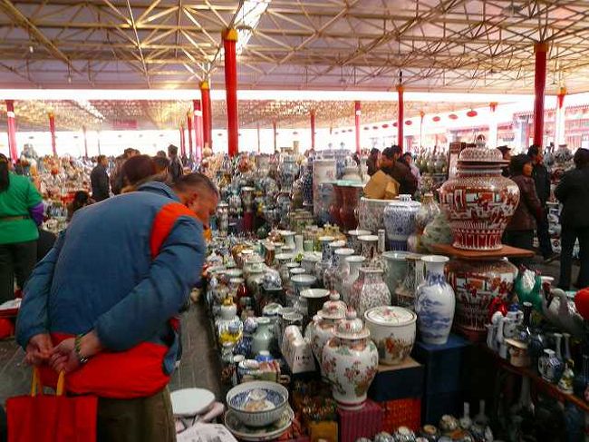 骨董市場、藩家園旧貨市場です。人も物も多すぎて、一体どれが骨董で新品なんてわからない〜！お土産用のものも多くて、選びきれません。<br />ホテル（東単駅）からタクシーで２５元で連れてきてもらえました