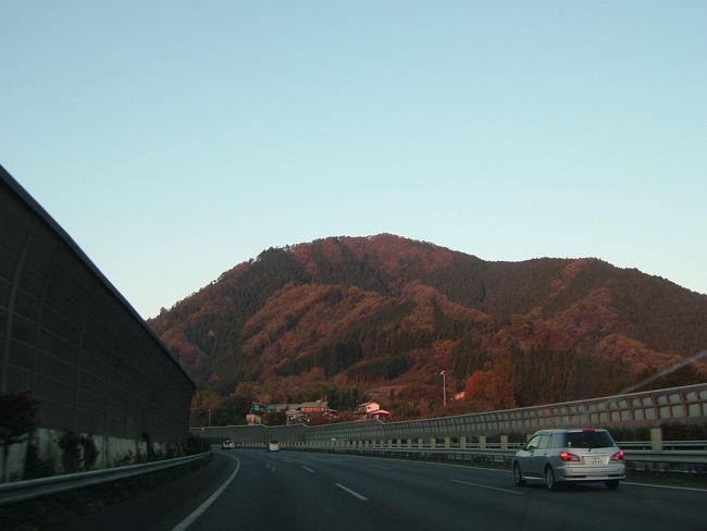 中央道にて。<br />朝日に照らされて山がとっても綺麗でした。<br /><br />今回は最近開通した圏央道を使用。<br />関越道から中央道への道のりがとっても便利になりました♪