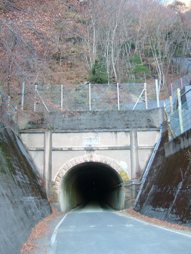 一宮御坂ICを降りて、旧道・御坂トンネル方面へ。<br />写真は御坂トンネルです。<br /><br />…トンネルの中は真っ暗でした。。。