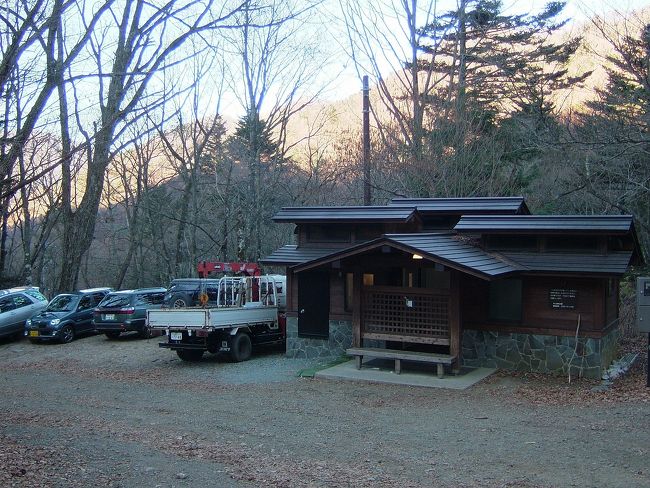 三ツ峠登山道入口です。<br />朝７時半頃に到着したのですが、もう既に入口付近は車でいっぱいでした。。。<br /><br />ここはトイレもあって便利ですね。