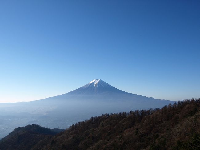 三ツ峠山荘からの富士山です。<br />ここまでくれば頂上まであともう少し！<br /><br />ここからの富士山も綺麗なので、ここで満足しちゃう人も多いのでは？？