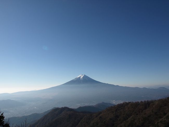 念願の三ツ峠からの富士山です！<br /><br />やっぱりライブカメラの画面で見るより、雄大で…とても素敵な景色でした。