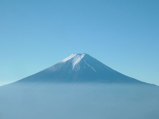 …去年、あの頂上まで上ったんだよな〜なんて…しみじみ…。<br /><br />↓ちなみに富士登山の旅行記はこちら。<br />http://4travel.jp/traveler/momoyan/album/10086930/