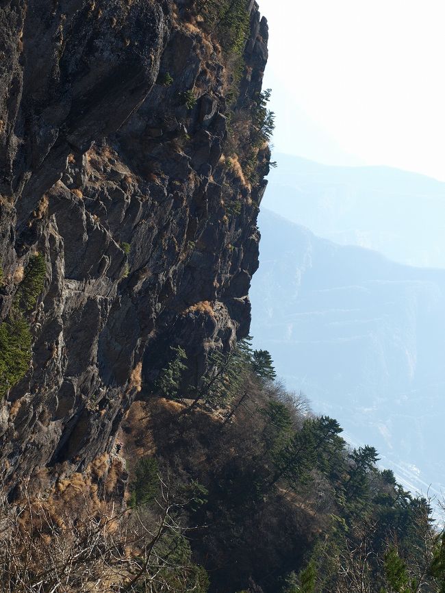 ロッククライミングをしているようです。<br /><br />…こんなところ登るんだ、すごいなぁ〜。