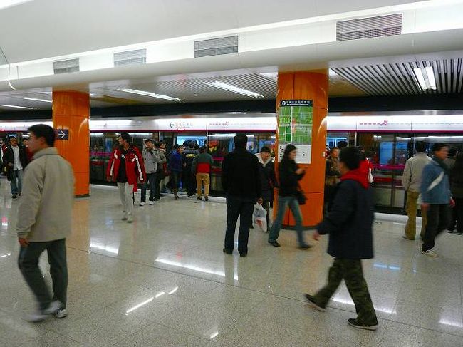 ５号線の駅構内。とてもきれい。次の電車が何分でくるかが表示されている。