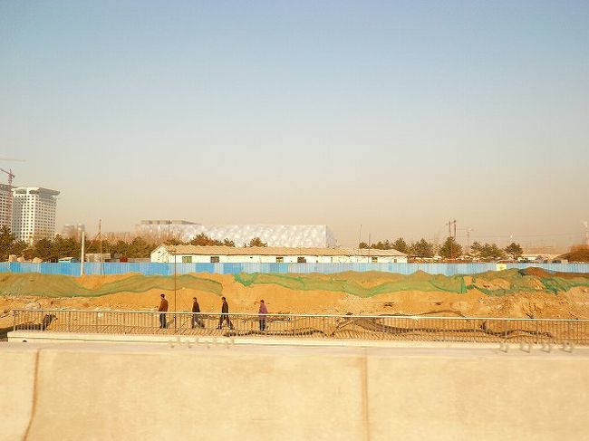 真ん中にちんまり移っているのが、国家遊泳中心、水泳関係の会場です。もう完成している、はずだけと。