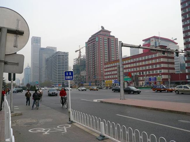 場所は変わって建国門外大街です。県外ソーホーといい、大きなビルが立ち並んでいます。