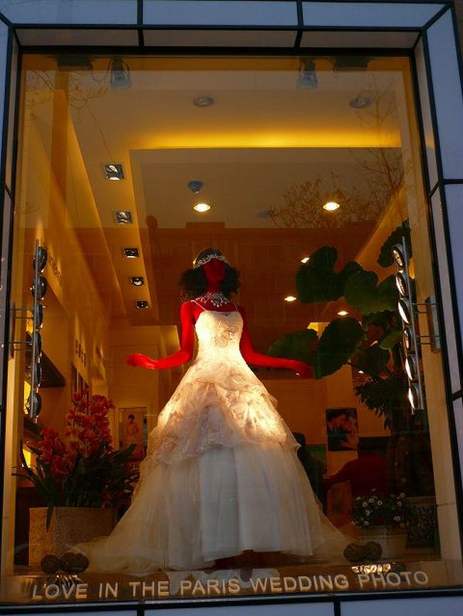 ウエディングドレスショップのディスプレイです。なんで、真っ赤？縁起がいい赤じゃないと思いますが。。。