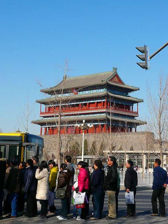 前門の箭楼、とバスを待つ人々。ちょうどバスターミナルがあったもので。箭楼下から故宮方面を眺めると圧巻です。