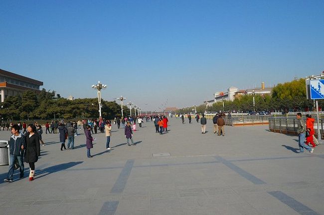 前門側からの天安門広場。北京は、公園やこういう広場に人が集まってしゃべったり、なんやかんやしているので、見ているだけでも飽きないです。ここは、地方から遊びに来た人が多いのかな。