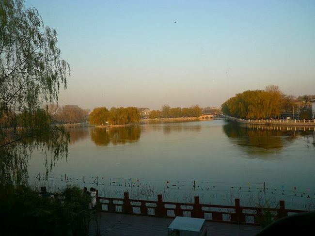 「什刹海」前海北沿のカフェの２階から見た前海の風景。コーヒーを飲みながら公園を眺めて一息。でもコーヒーはやっぱり高い！５０元って。
