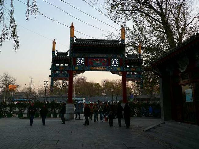 前海の「地安門西大街」の入り口には、地元の人がトランプしたりおしゃべりしたりたまり場になってます。レンタルサイクルもあるので時間があれば借りたかったかも、人力車の呼び込みも気合が入っています。