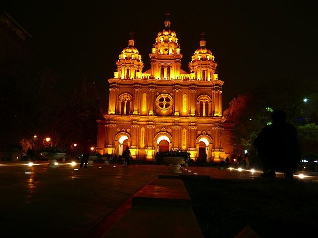 「王府井天主堂」なんか、欧米人がこぞって撮影していたので、競う気持ちで夜景モードで撮影を。天主堂だからでしょうかね。