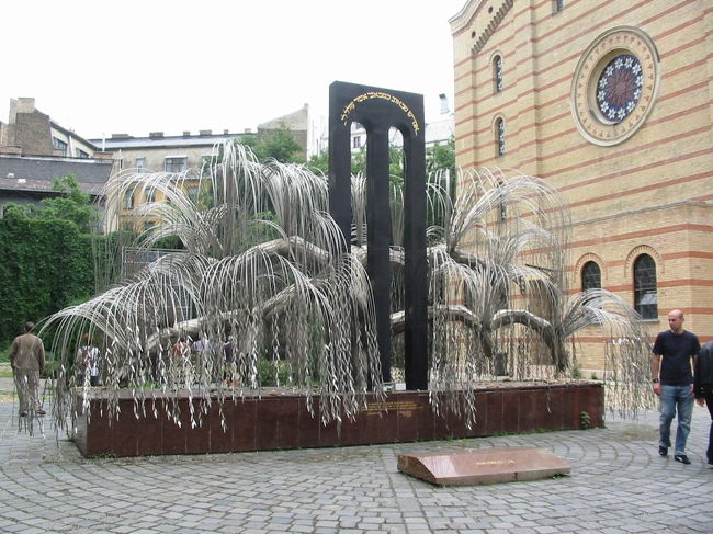 シナゴーク奥<br />モニュメント