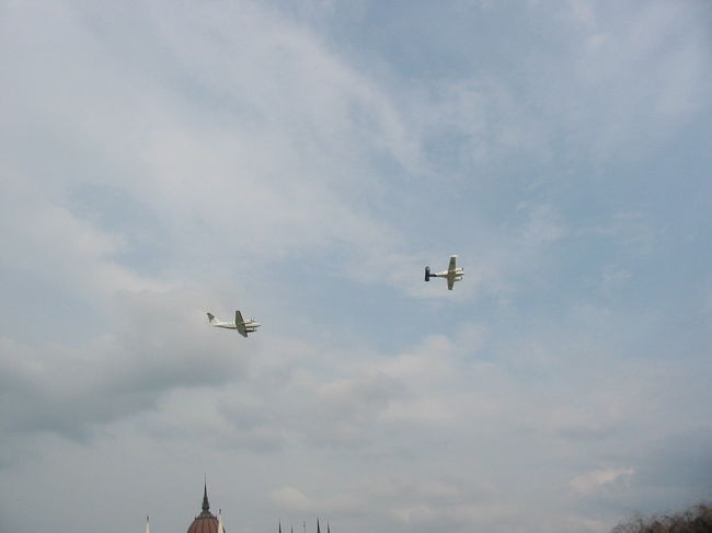 ブダペスト市内川沿いで航空ショーをやってました。<br />前日は、航空レースが行われていたようです。
