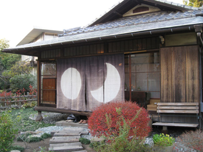 荏柄天神社の近くに「龍潭窯」という看板を発見。創作ランプと骨董と書いてあったので、案内にしたがって尋ねてみました。一軒家のようで、ちょっと入りにくい店ですが、とてもお洒落なランプが売っています。中では体験ランプ作りをしている人もいました。