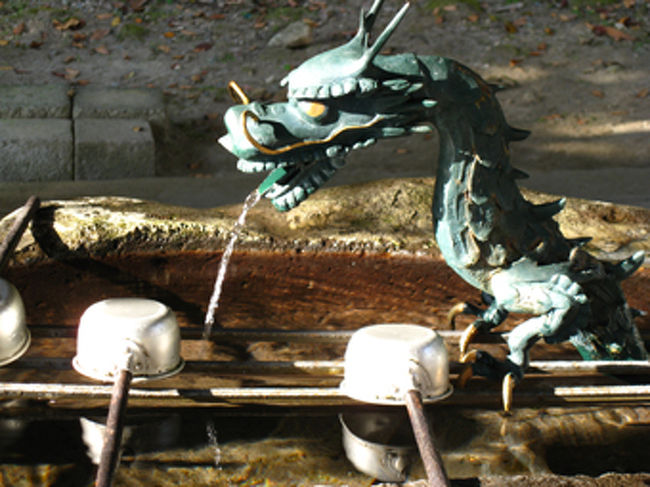 そこから５,６分も歩くと鎌倉宮です。ここは後醍醐天皇の皇子、護良親王(もりながしんのう)をお祀りする神社です。鎌倉幕府の敵になりますね。<br />創建者はずっと後の明治天皇だそうです。ここの手水舎は竜をかたどったもので珍しかったので記念に撮っておきました。<br />