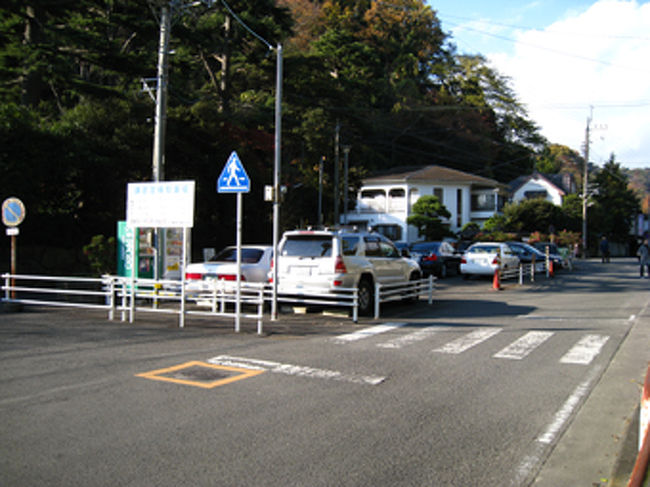 鎌倉宮の駐車場です。かなりの台数が停められそうです。鎌倉宮だけでなく、荏柄天神社、覚園寺、杉本寺、瑞泉寺までここから歩ける距離です。