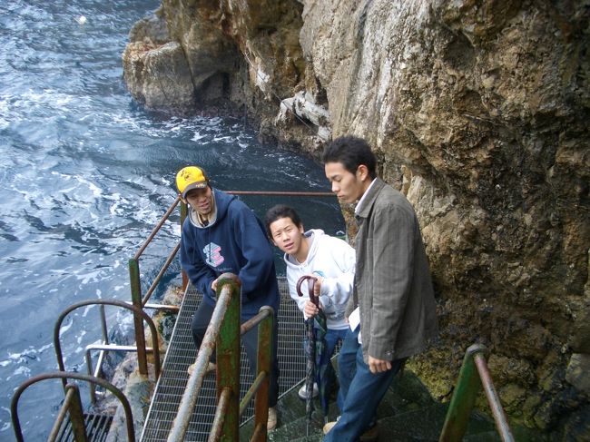 イタリア、カプリ島、青の洞窟の入り口にて