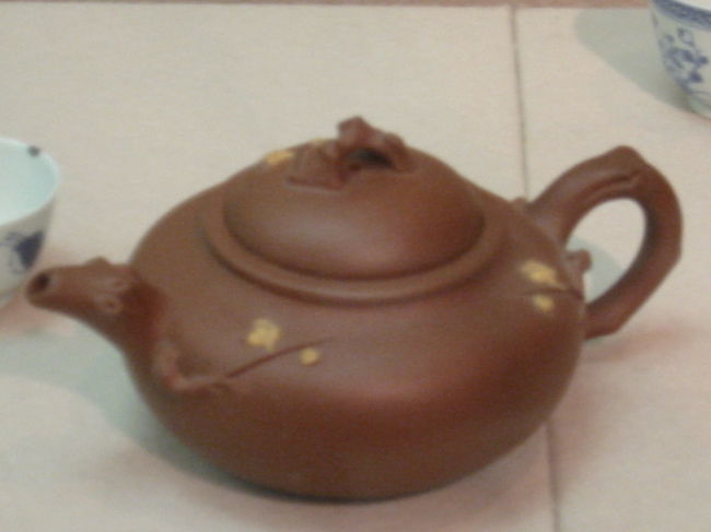 朱泥梅樹文急須<br />中国・・宣興窯・・１９世紀か<br /><br />注口、蓋紐、把手が花をつけた梅の枝の形に装飾され、<br />そこから小枝が伸び梅花をつけている<br />梅花は黄色い泥奨で表されているが、すべて素地は緻密な土で<br />宣興窯らしい端整な形姿の急須である<br />底部に「扁梅」と印刻されており、この急須の意匠銘と思われる<br />蓋裏にも印刻銘があるが、判読できないそうです<br />