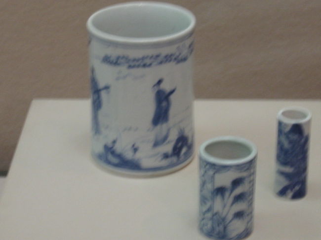 ・染付鳳凰人物文筆筒<br />中国・・景徳鎮窯・・１７世紀末〜１８世紀前半<br /><br />楽器を持つ三人の男女の姿が描かれ、裏面には鳳凰が飛ぶ<br />空には月と思われる半円と雲、そして星が書き込まれている<br />釉薬はなめらかで光沢が強い<br />文様構成、器形ともに清時代の染付らしい製品である<br /><br />・染付人物山水茶巾筒<br />中国・・景徳鎮窯・・１８世紀後半〜１９世紀前半<br /><br />・染付竹唐草文茶巾筒<br />中国・・景徳鎮窯・・１９世紀<br />