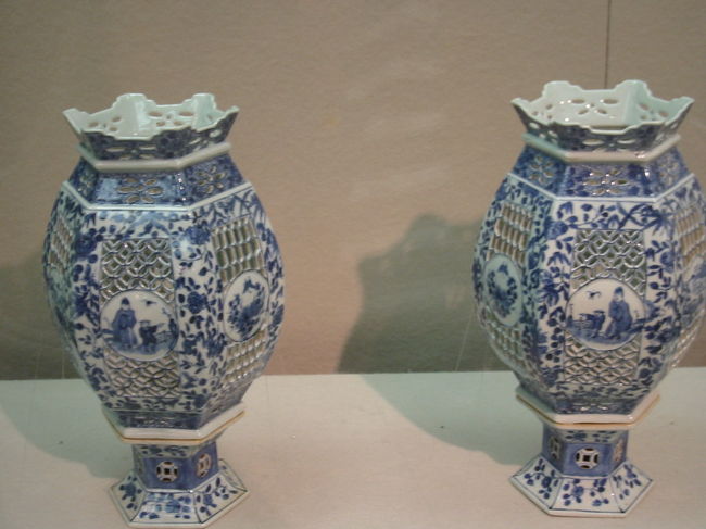 染付人物文燈火台〔ランプ・スタンド〕<br />中国・・景徳鎮窯・・１９世紀後半か<br />