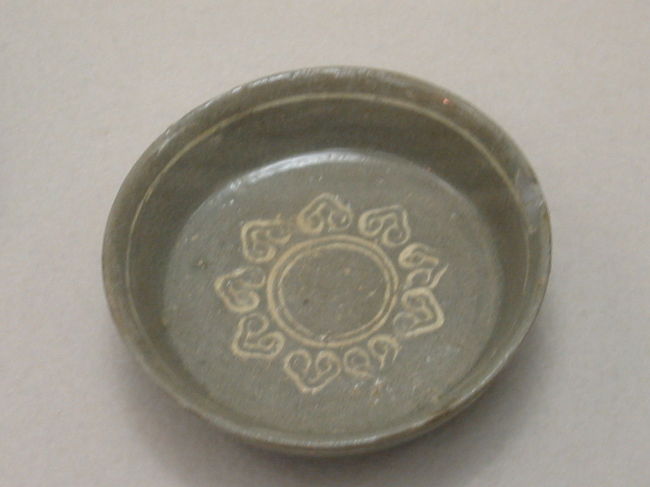 刷毛目象嵌如意頭文小皿<br />朝鮮・・１５〜１６世紀<br /><br />朝鮮王朝時代の代表的な装飾技法である刷毛目と象嵌が施されている<br />小品であるが、こうした割れで廃棄されやすいものの伝世例は貴重である<br />そうです<br />