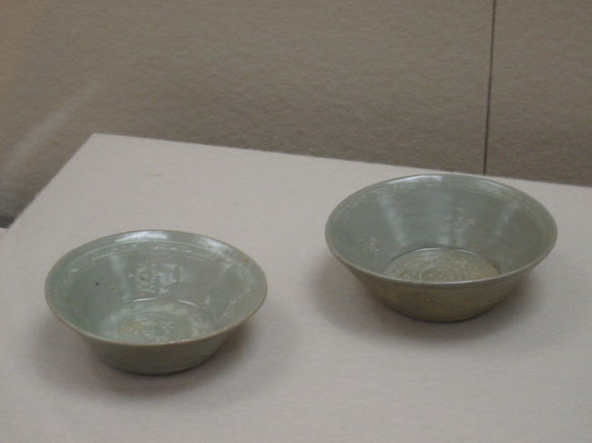 ・象嵌菊花文鉢<br />・象嵌菊花文鉢<br />朝鮮・・１３世紀〜１４世紀<br />