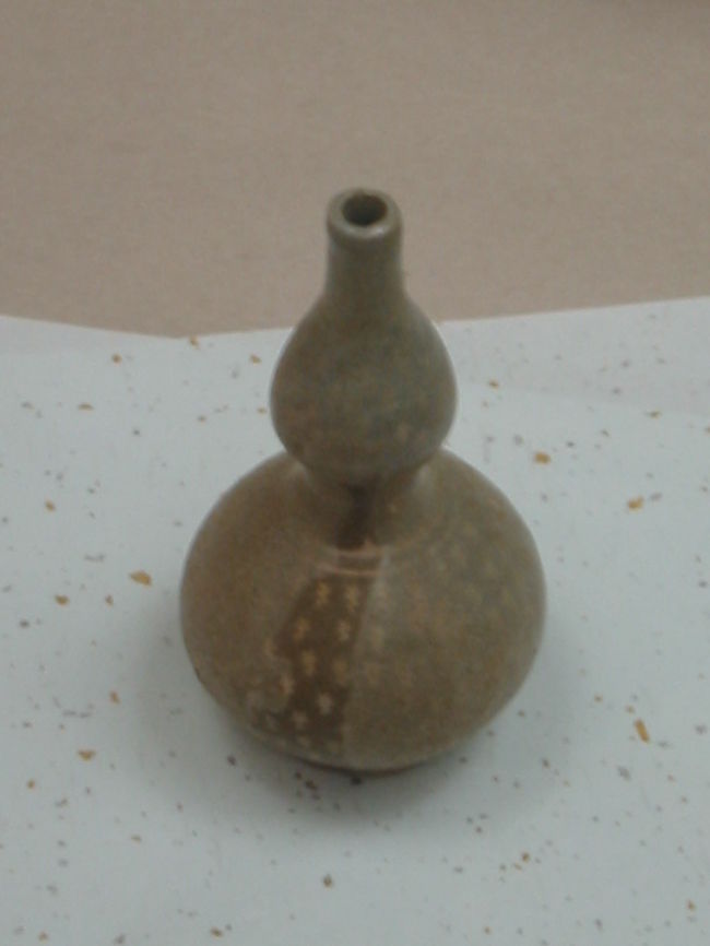 象嵌花文瓢形小瓶<br />朝鮮・・１５世紀頃か<br />