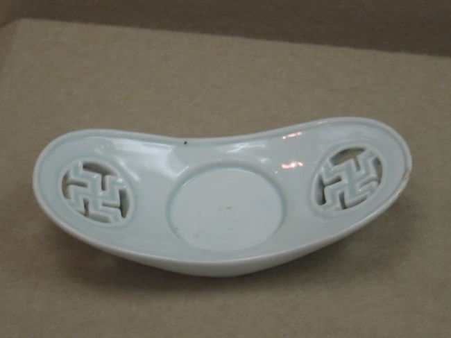 白磁卍文楕円形盞台<br />朝鮮・・１９世紀<br />