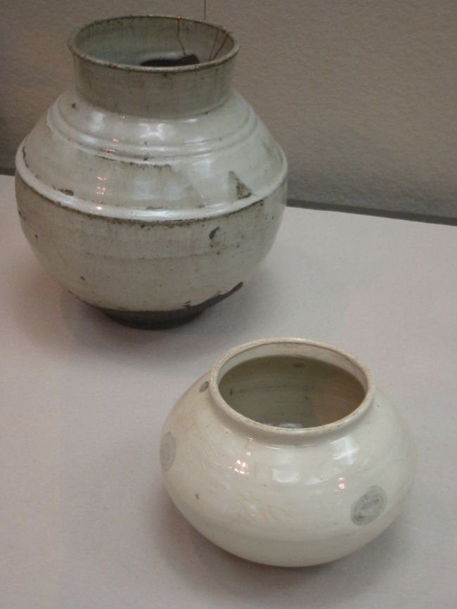 ・白釉壷<br />朝鮮か・・１６世紀<br /><br />・白磁壷<br />朝鮮・・１５世紀〜１６世紀か<br /><br />
