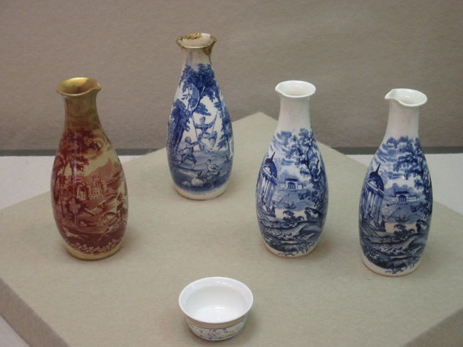 ・紅彩狩婦人文徳利〔銅版転写〕<br />オランダ・マーストリヒト　ベトゥルス・レグゥート窯<br />１９世紀後半<br /><br />・藍彩魚釣文徳利〔銅版転写〕<br />オランダ・マーストリヒト　ベトゥルス・レグゥート窯<br />１９世紀中葉<br /><br />・色絵草花文盃<br />オランダ・・デルフト窯か・・１９世紀<br />