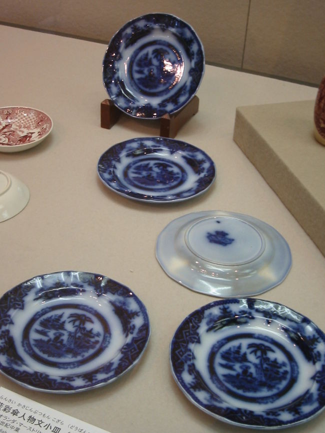 藍彩傘人物文小皿〔銅版転写〕<br />オランダ・マーストリヒト　ベトゥルス・レグゥート窯<br />１９世紀中葉<br />