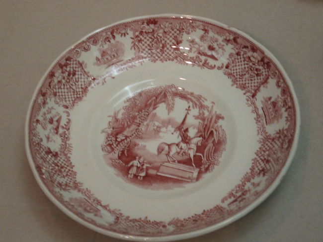 紅彩騎馬像文輪花皿〔銅版転写〕<br />オランダ・マーストリヒト　ベトゥルス・レグゥート窯<br />１９世紀後半<br />