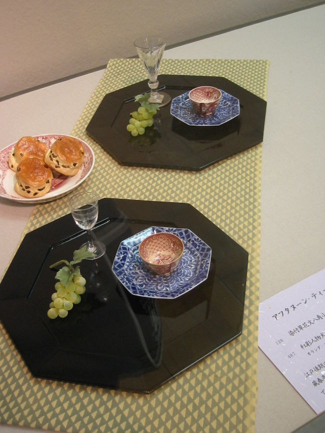 アフターヌーン・ティー<br />江戸後期のガラス杯は、高取邸で使われていたものです<br />蔵春亭製の八角小皿は椀の受け皿として、このように使ったのでしょうか<br />ここでは、和と洋を楽しく組み合わせています<br /><br />・染付草花文八角小皿〔受皿〕<br />肥前・・有田窯・・蔵春亭製・・１８４０〜１８６０年代<br /><br />・紅彩人物犬文小杯〔銅版転写〕<br />オランダ・マーストリヒト　ベトゥルス・レグゥート窯<br />１９世紀後半<br />