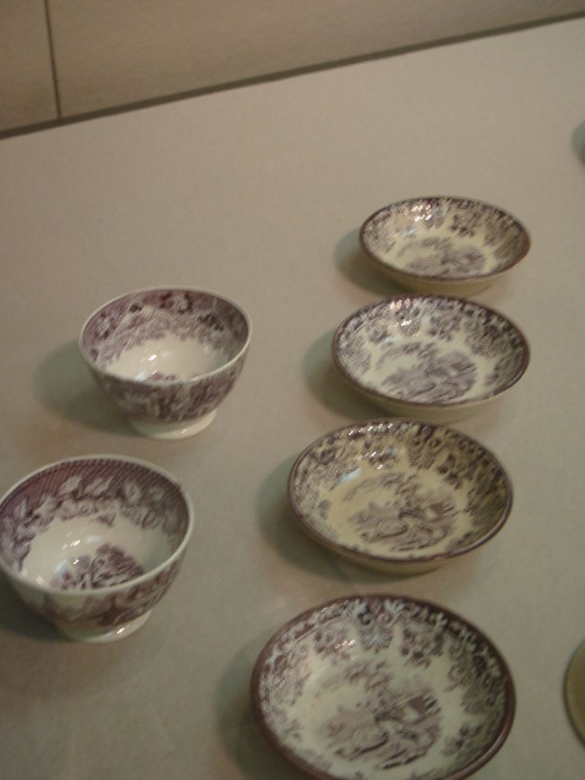 ・紫彩兵士人物文小椀〔銅版転写〕<br />オランダ・マーストリヒト　ベトゥルス・レグゥート窯<br />１９世紀後半<br /><br />・紫彩孔雀婦人文小皿〔銅版転写〕<br />イギリス・ドーソン窯・・１９世紀後半<br /><br />イギリスで開発された銅版転写の絵付は藍色以外にも赤、紫、緑、セピアなどがある<br />西洋的な色と意匠は当時の日本人にとって新鮮に映ったことであろう<br />